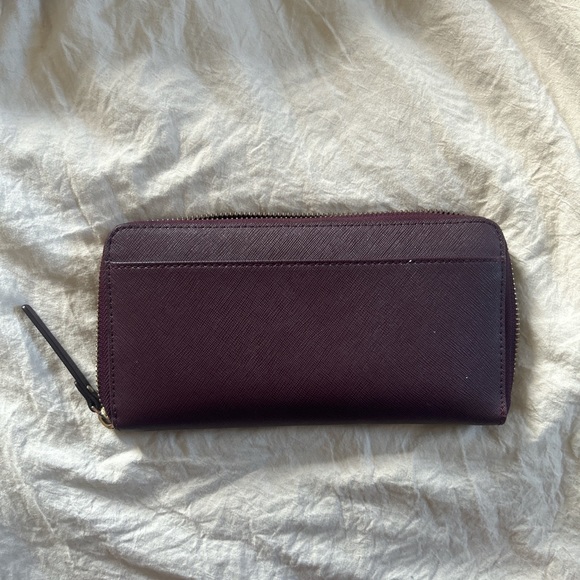 Great wallet, lots of storage. - Picture 4 of 4